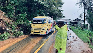 Material longsor yang menutupi badan jalan di Kayu Jao