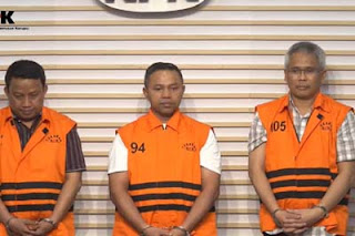 Gubernur Riau Abdul Wahid (tengah) menggunakan uang pemerasan Dinas PUPR untuk berpergian ke luar negeri.