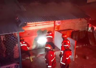 Kebakaran melanda sebuah toko grosir