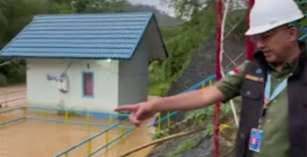 Direktur Utama Perumda Air Minum Kota Padang, Hendra Pebrizal, meninjau kondisi di Intake Paraku