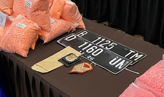 Lencana polisi yang ditemukan dalam mobil kurir ekstasi yang kecelakaan di Tol Palembang.