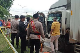Suasana penemuan mayat sopir truk dalam kabin kendaraan di Kaliwungu.