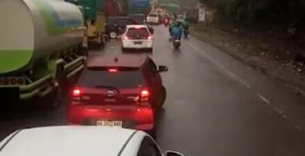 Mobil Mogok dan Truk Terguling Picu Macet Panjang di Padang