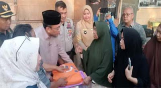 Wakil Wali Kota Padang Maigus Nasir menyerahkan bantuan