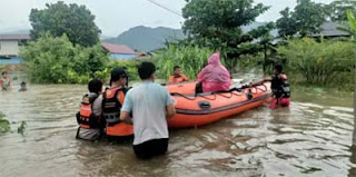 Tim gabungan dari BPBD Kota Padang dan Basarnas mengevakuasi warga