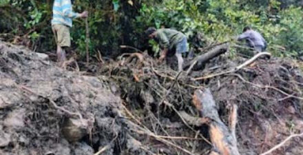 Petugas SAR dibantu warga mencari belasan korban yang hilang disapu banjir bandang