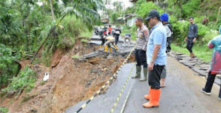 Bupati Agam, Benni Warlis, bersama Sekretaris Daerah meninjau lokasi tanah longsor