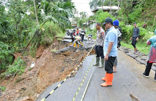 Bupati Agam, Benni Warlis, bersama Sekretaris Daerah meninjau lokasi tanah longsor