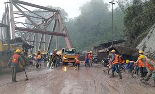 Petugas membersihkan material vulkanis di Jembatan Besuk pascaerupsi Gunung Semeru
