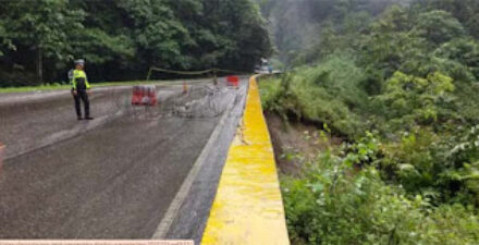Polresta Padang Panjang menutup jalan Padang-Bukittinggi usai longsor menutup jalan di kawasan Siliang