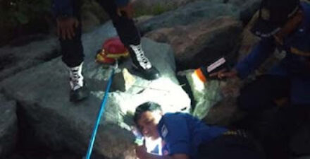 Ponsel Terjebak, Damkar Padang Sigap Menolong