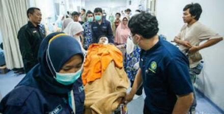 Sejumlah orang tua siswa korban ledakan di SMAN 72 Jakarta, mendatangi Rumah Sakit