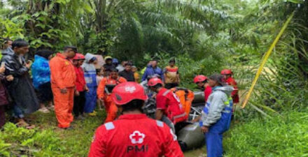 Tim SAR mengevakuasi warga yang terjebak di ladang karena meluapnya air sungai