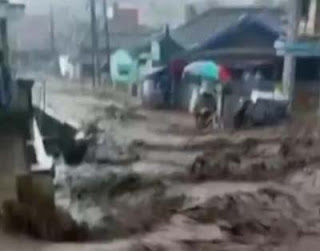 Banjir bandang menerjang tiga kampung di kaki Gunung Papandayan