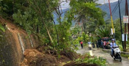 Lalu Lintas Terganggu akibat Tanah dan Batu Longsor di Lubuk Kilangan