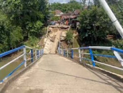 Sudah Retak Sejak Februari, Jembatan Maros Akhirnya Roboh