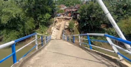 Sudah Retak Sejak Februari, Jembatan Maros Akhirnya Roboh