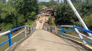 Jembatan penghubung antardesa di Kecamatan Simbang Sulawesi Selatan, ambruk