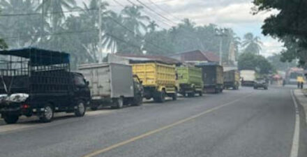 Puluhan kendaraan roda empat terpaksa mengantre panjang di SPBU Koto Baru, Kabupaten Solok