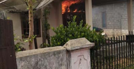 Kebakaran menimpa sebuah rumah