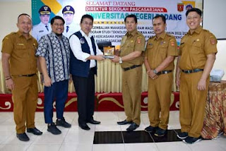 Sebanyak 39 kepala sekolah dan guru di Kabupaten Agam menerima ijazah