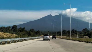 Kendaraan melintas di Jalan Tol Padang-Sicincin, Kabupaten Padang Pariaman, Sumatera Barat.