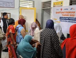 Warga Haru Saat Lutfillah Barus Turun Langsung Bagikan Bantuan Pangan di Labuhanbatu