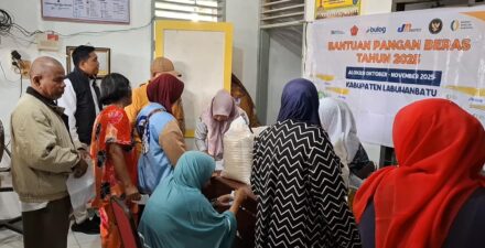Warga Haru Saat Lutfillah Barus Turun Langsung Bagikan Bantuan Pangan di Labuhanbatu