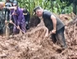 Aksi Gerak Cepat, Gubernur Mahyeldi Langsung Terjun Bersihkan Material Bencana Longsor