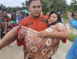 Tim BPBD Padang Pariaman Bajibaku Evakuasi Warga Terdampak Dikepung Banjir Longsor