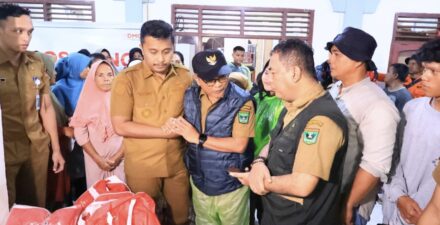 Wagub Vasko Ruseimy Tinjau Korban Banjir Kampung Galapuang, Padang Pariaman