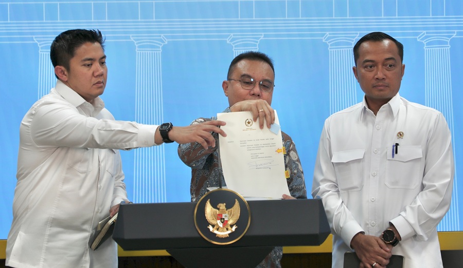 Menteri Sekretaris Negara Prasetyo Hadi bersama Wakil Ketua DPRI RI Sufmi Dasco