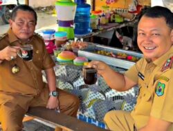 Bupati Wiyatno dan Sekda Kapuas Usis I Sangkai Ngopi Bareng di Pinggir Jalan Sebelum Mulai Tugas