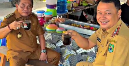 Bupati Wiyatno dan Sekda Kapuas Usis I Sangkai Ngopi Bareng di Pinggir Jalan Sebelum Mulai Tugas