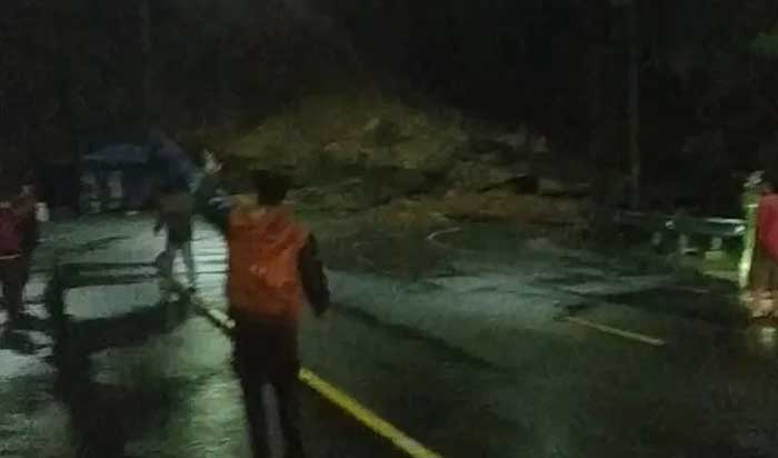 Jalan Utama Padang - Bukittinggi ditutup longsor.