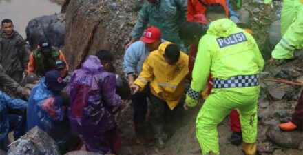 Petugas mengevakuasi korban selamat banjir bandang di Jembatan Kembar Padang Panjang, Jumat (28/11/2025).