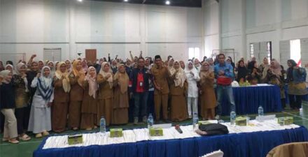 PT Supreme Energy Muaralaboh (PT SEML) menggelar pelatihan keterampilan dasar posyandu, Selasa (24/11/2025).