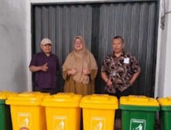 SMKN 1 Baso Terima Bantuan Tong Sampah untuk Kebersihan Sekolah