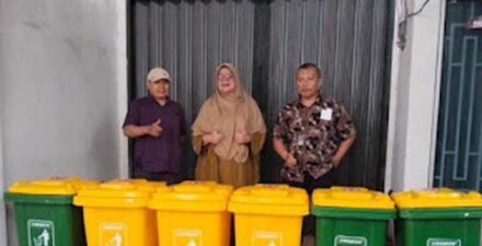 Bantuan tong sampah dari PT Semen Padang.