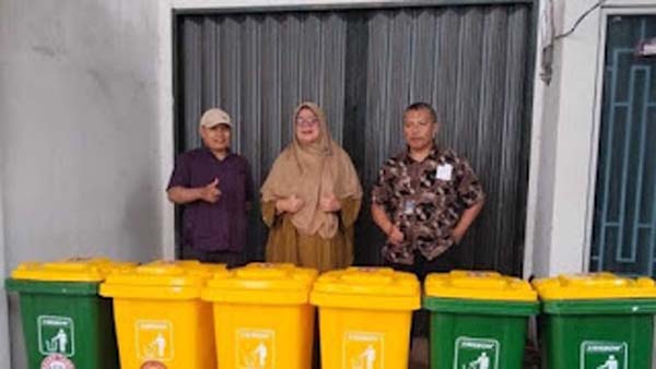 Bantuan tong sampah dari PT Semen Padang.