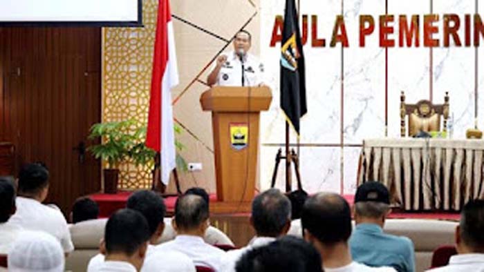 Wali Kota Pariaman Yota Balad saat membahasa RPJMDes dan RPJMD Kota.