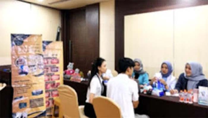 Tim GAIA Dental Clinic memeriksa kesehatan gigi dan mulut.