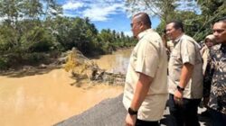 Andre Rosiade didampingi Wako Pariaman meninjau kerusakan Batang Mangor pascabanjir bandang.