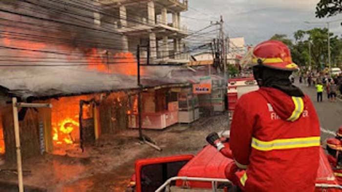 Kebakaran hebat melanda kawasan pertokoan Jalan Prof Hamka, Kota Padang.