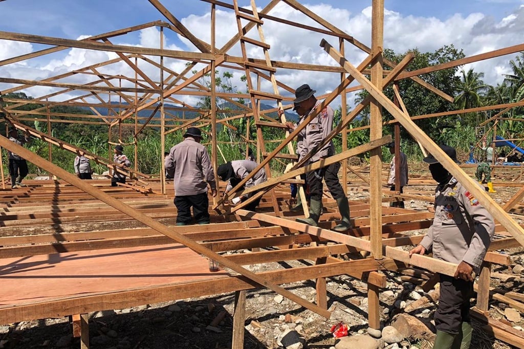 Personel Brimob membangun hunian sementara bagi korban banjir Sumbar.
