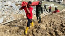 Tim dari Dinsos Sumbar salurkan bantuan untuk korban bencana.