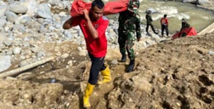 Tim dari Dinsos Sumbar salurkan bantuan untuk korban bencana.