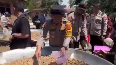 Selain Air Bersih, Polda Sumbar Salurkan Ribuan Porsi Makanan bagi Korban Bencana