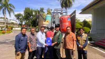 Gubernur Sumbar, Mahyeldi Ansharullah menerima bantuan satu unit mesin penjernih air.