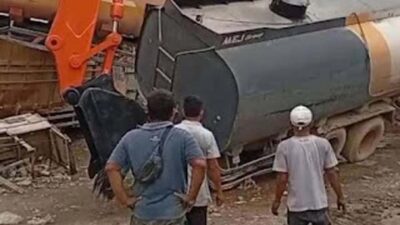 Proses evakuasi dua truk tangki yang bertumpuk akibat terseret banjir bandang di Aceh Tamiang.